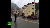Zachytil na vačce: Budova se zhroutí do řeky po těžkých deštích v Tibetu