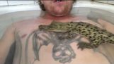 Tome um banho com um crocodilo