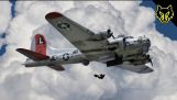 A B-17 비행 요새의 폭탄 베이 도어 아웃 Wingsuits