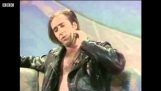 Nicolas Cage kolbøtter, kaster penge, karate kicks & fjerner hans tøj