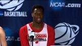 Висконсин баскетболист имеет неприятный момент на пресс-конференции