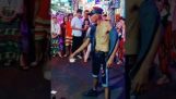 Cina: trucco magico con una carta in strada