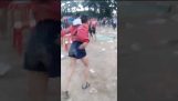 A fiatalok táncolnak egy koncerten Thaiföldön