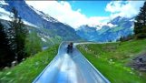 Pociąg w szwajcarskich Alpach
