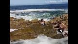 Toeristen op een Rock vs Wave