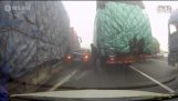 Glückliche Autofahrer, spart durch LKW außer Kontrolle