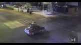 Ein 14 Jahre altes Mädchen in rot mit gekreuzten moto, Er stürzte in ein Auto und landete auf dem Dach sitzen