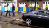 Maserati s'imborga in tram fallire