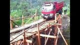 Wypadek ciężarówki Collapse Most