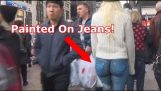 Meisje loopt rond NYC met geen broek!