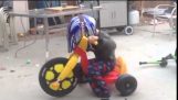 孩子獲取把頭卡與頭盔上三輪車