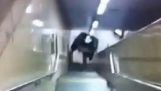 Skubbet en bil på trappen i metroen