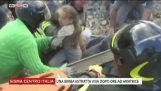 Retter in Italien ein kleines Mädchen aus den Trümmern verdienen