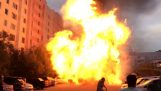 Den store eksplosion af en brændende bil