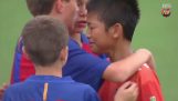 De unge fotballspillere i Barcelona trøste sine rivaler