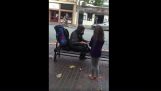 Una bambina offre cibo a un senzatetto