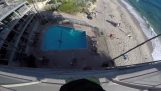 호텔의 지붕에서 수영장에서 점프