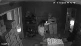 Женщина стреляет взломщиков в своем доме