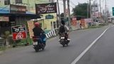 scooter ile Kung Fu