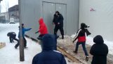 Göçmen çocukların Sırp polis saldırıyor