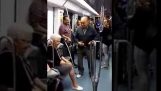 Zwei ältere Tanzen hören in der Barcelona Metro zu rappen