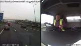 șofer de camion creează gramada de mesaje text pe telefonul mobil