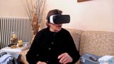 יוונית סבתא מנסה משקפי מציאות מדומה