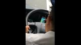 șofer de autobuz joacă Pokemon GO