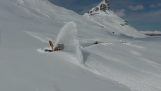 Nettoyage de neige sur la route de montagne, Norvège