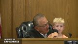 法官问年轻的孩子去尝试他的父亲