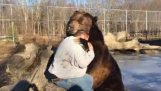 Трогательная дружба между медведь и человек