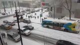 雪在加拿大引起交通事故