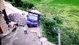 Шофьор избягва последен път с камион в ескарп