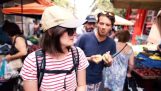 Toeristen zijn onder de indruk van de kwaliteit van de Griekse folk markt