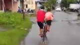 Dwóch facetów na rowerze