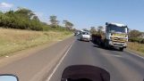 רוכב אופנוע ברחובות של קניה