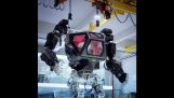 Dev bir robot Mech Kore'den