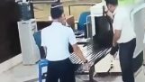 Piloto bêbado passa o controle do Aeroporto de toon