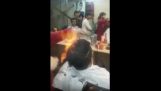 Frisören sätter eld i sin klients hår