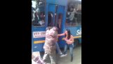 Ladrón es atrapado en las puertas del autobús