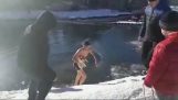 Ondergedompeld in de bevroren meer om een ​​hond te redden