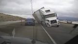 Lastbil, krossade patrull på grund av kraftiga vindar