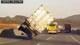 Lastebilsjåfør gjør et spektakulært akrobatiske