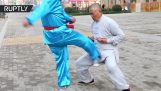 demostración de fuerza por un maestro de Kung Fu