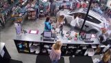 Egy kisgyermek takarít csoda, miután az autó bejárattal bolt