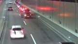 Небрежен шофьор предизвиква катастрофа в тунел