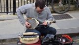 Um músico inventivo nas ruas de Londres