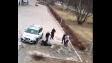 oficiais mulheres policiais na Suécia encontrar um refugiado raiva