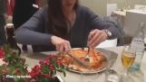 Pizzát eszik: férfi vs nő