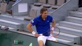 Tenisista Nicolas Mahut zagra z trybun